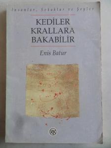 Kediler Krallara Bakabilir