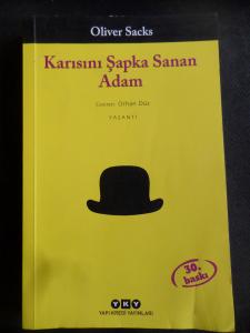 Karısını Şapka Sanan Adam