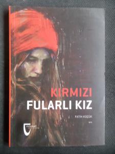 Kırmızı Fularlı Kız