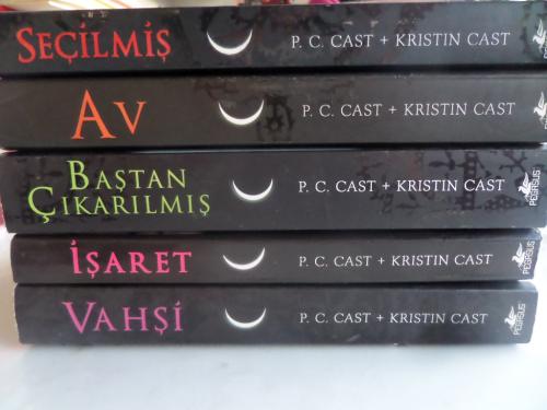 Bir Gece Evi Romanı / 5 Adet P. C. Cast