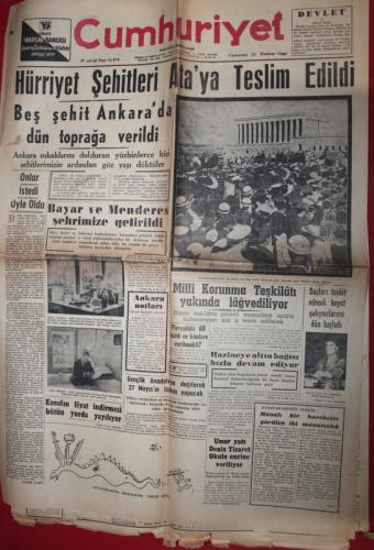 Cumhuriyet Gazetesi 11 Haziran 1960 - Hürriyet Şehitleri Ata'ya Teslim